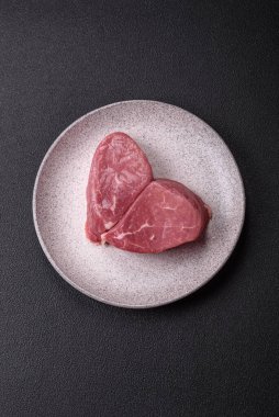 Tuzlu, baharatlı ve ızgara için hazırlanmış pirzola bifteği.