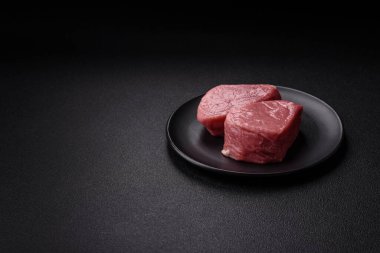 Tuzlu, baharatlı ve ızgara için hazırlanmış pirzola bifteği.