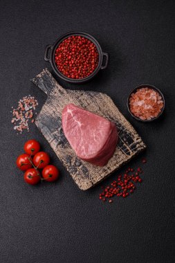 Tuzlu, baharatlı ve ızgara için hazırlanmış pirzola bifteği.