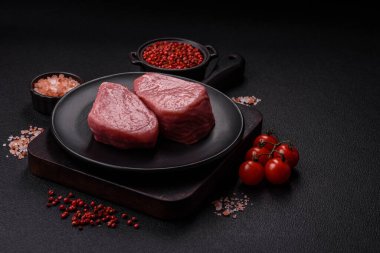 Tuzlu, baharatlı ve ızgara için hazırlanmış pirzola bifteği.