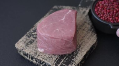 Tuzlu, baharatlı ve ızgara için hazırlanmış pirzola bifteği.