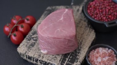 Tuzlu, baharatlı ve ızgara için hazırlanmış pirzola bifteği.