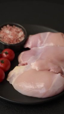 Taze çiğ tavuk filetosu. Tuzlu, baharatlı ve çimento kaplı.