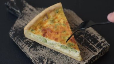 Brokoli, tavuk ya da somon peynirli lezzetli kiş. Koyu beton bir arka planda tuz ve baharatla.