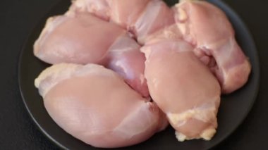 Taze çiğ tavuk filetosu. Tuzlu, baharatlı ve çimento kaplı.