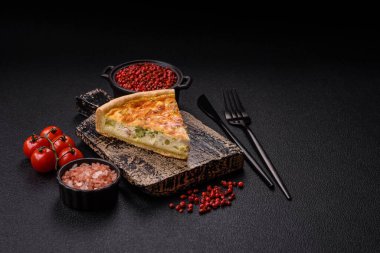 Brokoli, tavuk ya da somon peynirli lezzetli kiş. Koyu beton bir arka planda tuz ve baharatla.