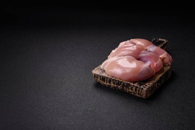 Taze çiğ tavuk filetosu. Tuzlu, baharatlı ve çimento kaplı.