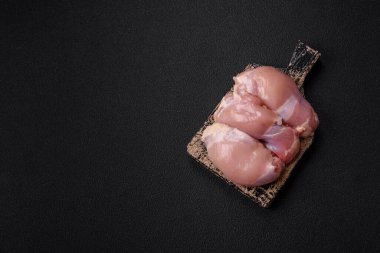 Taze çiğ tavuk filetosu. Tuzlu, baharatlı ve çimento kaplı.