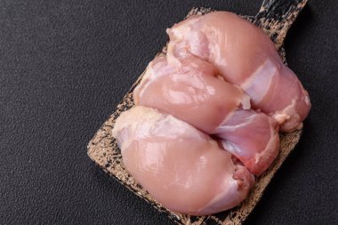 Taze çiğ tavuk filetosu. Tuzlu, baharatlı ve çimento kaplı.