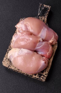 Taze çiğ tavuk filetosu. Tuzlu, baharatlı ve çimento kaplı.