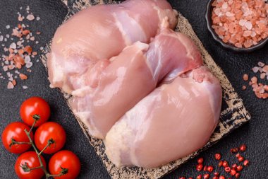 Taze çiğ tavuk filetosu. Tuzlu, baharatlı ve çimento kaplı.