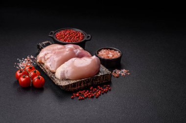 Taze çiğ tavuk filetosu. Tuzlu, baharatlı ve çimento kaplı.