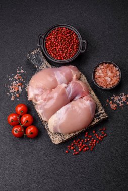 Taze çiğ tavuk filetosu. Tuzlu, baharatlı ve çimento kaplı.