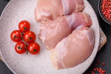 Taze çiğ tavuk filetosu. Tuzlu, baharatlı ve çimento kaplı.