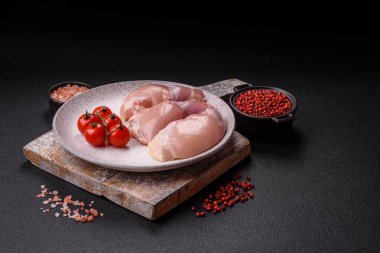Taze çiğ tavuk filetosu. Tuzlu, baharatlı ve çimento kaplı.