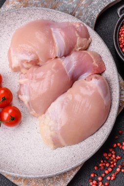 Taze çiğ tavuk filetosu. Tuzlu, baharatlı ve çimento kaplı.