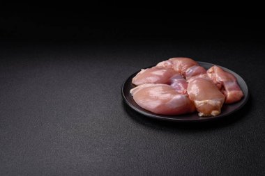 Taze çiğ tavuk filetosu. Tuzlu, baharatlı ve çimento kaplı.