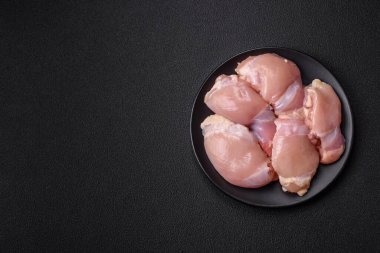 Taze çiğ tavuk filetosu. Tuzlu, baharatlı ve çimento kaplı.