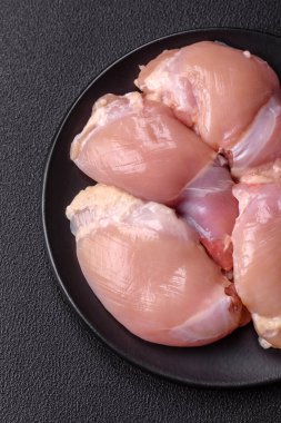 Taze çiğ tavuk filetosu. Tuzlu, baharatlı ve çimento kaplı.