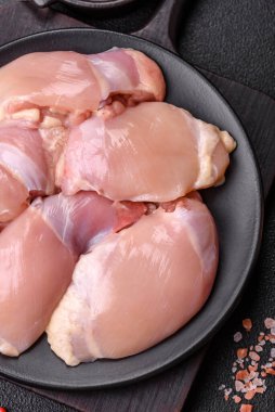 Taze çiğ tavuk filetosu. Tuzlu, baharatlı ve çimento kaplı.