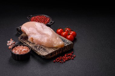 Çiğ tavuk parçaları ya da hindi filetosu. Tuz, baharat ve çimento kaplı otlar.