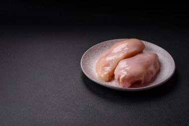 Çiğ tavuk parçaları ya da hindi filetosu. Tuz, baharat ve çimento kaplı otlar.