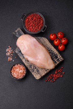 Çiğ tavuk parçaları ya da hindi filetosu. Tuz, baharat ve çimento kaplı otlar.