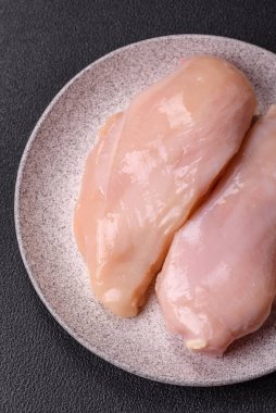 Çiğ tavuk parçaları ya da hindi filetosu. Tuz, baharat ve çimento kaplı otlar.