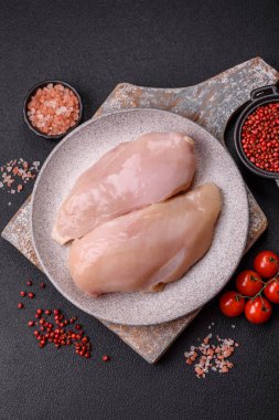 Çiğ tavuk parçaları ya da hindi filetosu. Tuz, baharat ve çimento kaplı otlar.