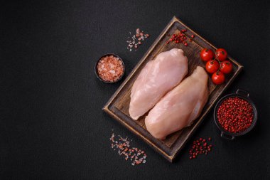 Çiğ tavuk parçaları ya da hindi filetosu. Tuz, baharat ve çimento kaplı otlar.