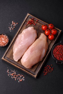 Çiğ tavuk parçaları ya da hindi filetosu. Tuz, baharat ve çimento kaplı otlar.