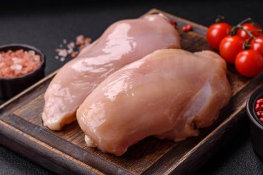 Çiğ tavuk parçaları ya da hindi filetosu. Tuz, baharat ve çimento kaplı otlar.