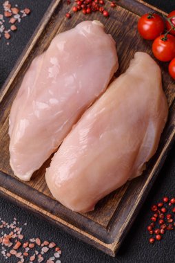 Çiğ tavuk parçaları ya da hindi filetosu. Tuz, baharat ve çimento kaplı otlar.