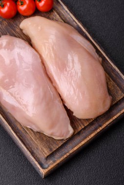 Çiğ tavuk parçaları ya da hindi filetosu. Tuz, baharat ve çimento kaplı otlar.