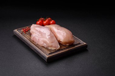 Çiğ tavuk parçaları ya da hindi filetosu. Tuz, baharat ve çimento kaplı otlar.