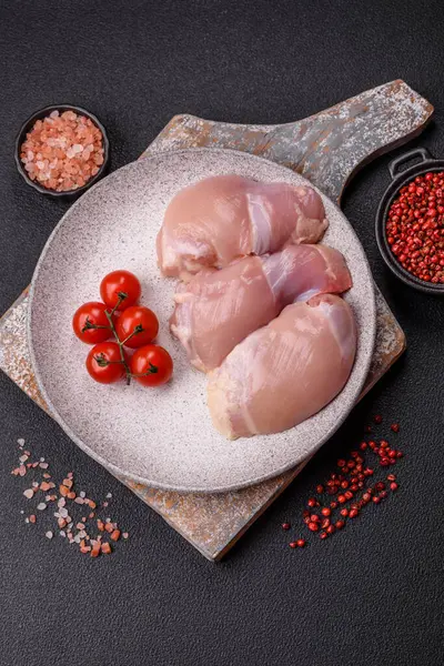 Taze çiğ tavuk filetosu. Tuzlu, baharatlı ve çimento kaplı.