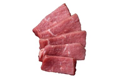 Beyaz arka planda tuz, baharat ve otlarla dilimlenmiş sulu sığır eti.