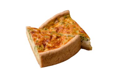 Brokolili kiş, tavuk ya da somon peynirli, beyaz arka planda tuz ve baharatlı.