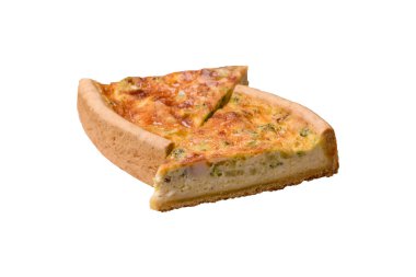 Brokolili kiş, tavuk ya da somon peynirli, beyaz arka planda tuz ve baharatlı.