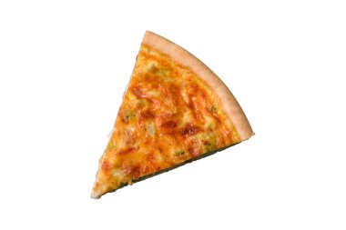 Brokolili kiş, tavuk ya da somon peynirli, beyaz arka planda tuz ve baharatlı.