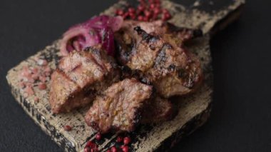 Dilimlenmiş et parçaları, tuz, baharat ve otlarla marine edilmiş ve ızgara.