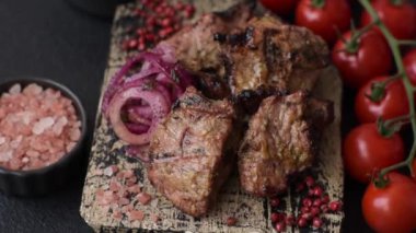 Dilimlenmiş et parçaları, tuz, baharat ve otlarla marine edilmiş ve ızgara.