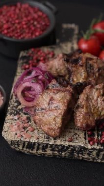 Dilimlenmiş et parçaları, tuz, baharat ve otlarla marine edilmiş ve ızgara.