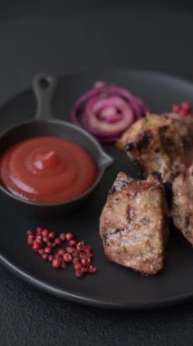 Dilimlenmiş et parçaları, tuz, baharat ve otlarla marine edilmiş ve ızgara.