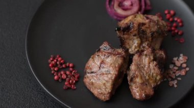 Dilimlenmiş et parçaları, tuz, baharat ve otlarla marine edilmiş ve ızgara.