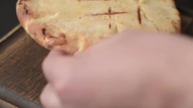 Peynirli, otlu, tuzlu ve baharatlı, ızgarada pişirilmiş yuvarlak ekmek ya da pide