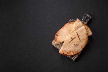 Peynirli, otlu, tuzlu ve baharatlı, ızgarada pişirilmiş yuvarlak ekmek ya da pide