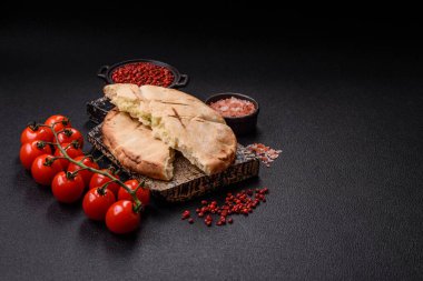 Peynirli, otlu, tuzlu ve baharatlı, ızgarada pişirilmiş yuvarlak ekmek ya da pide