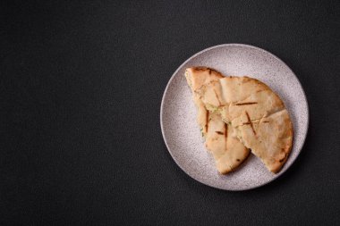 Peynirli, otlu, tuzlu ve baharatlı, ızgarada pişirilmiş yuvarlak ekmek ya da pide