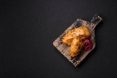 Tuz, baharat ve otlarla marine edilmiş tavuk fileto parçaları ve ızgara.